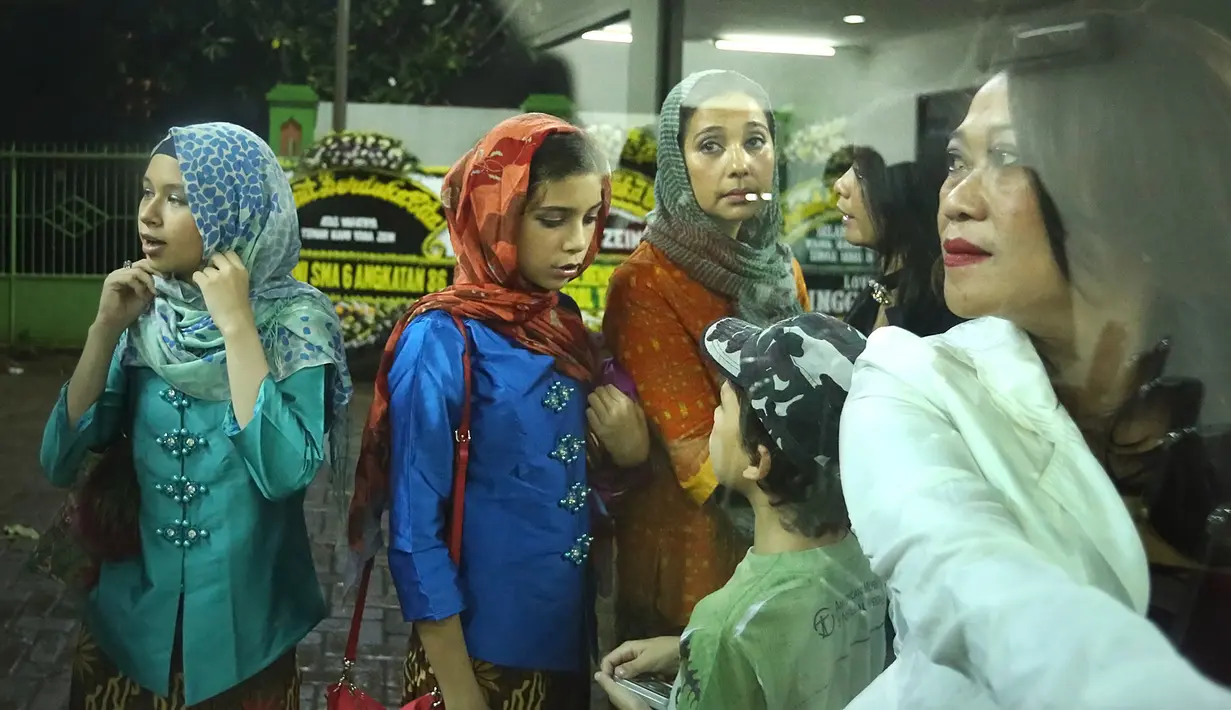 Setelah melewati kekisruhan, akhirnya mendiang Yana dimakamkan dengan cara Islam. Ayu Azhari pun mengaku ikut memandikan jenazah Yana saat itu. (Bambang E.Ros/Bintang.com)