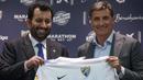 Sheikh Abdullah Al Thani (kiri), seorang anggota keluarga kerajaan Qatar, membeli Malaga pada tahun 2010. Hasilnya, kinerja klub meningkat drastis bahkan mampu mencapai perempatfinal Liga Champions 2012/2013. Namun, Malaga saat ini menurun hingga terdegradasi ke divisi dua. (AFP/Jorge Guerrero)