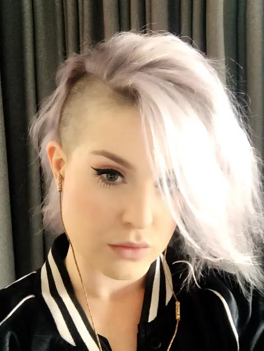 Kelly Osbourne pingsan saat syuting Fashion Police pada 2013 lalu. Dilansir dari People dirinya pun menderita kejang. (instagram/kellyosbourne)