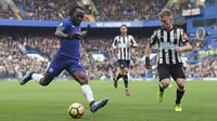 Gelandang Chelsea, Victor Moses, berusaha mengirim umpan saat melawan Newcastle pada laga Premier League di Stadion Stamford Bridge, London, Sabtu (2/12/2017). Chelsea menang 3-1 atas Newcastle. (AFP/Daniel Leal-Olivas)