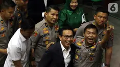 Komjen Pol Idham Azis (kanan) mengacungkan jari kepada wartawan setelah ditetapkan sebagai Kapolri dalam rapat paripurna di Kompleks Parlemen, Jakarta,  Kamis (31/10/2019). DPR menyetujui Idham Aziz menjadi Kapolri menggantikan Jenderal Polisi (Purn) Tito Karnavian. (Liputan6.com/JohanTallo)