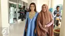 Adik Julia Perez, Nia Anggia dan Mamanya Sri Wulansih seusai perayaan ulang tahun ibunda Julia Perez ke 54 di RSCM, Jakarta, Senin (15/5). Ibunda Julia Perez, Sri Wulansih, merayakan pertambahan usianya di RSCM. (Liputan6.com/Herman Zakharia)