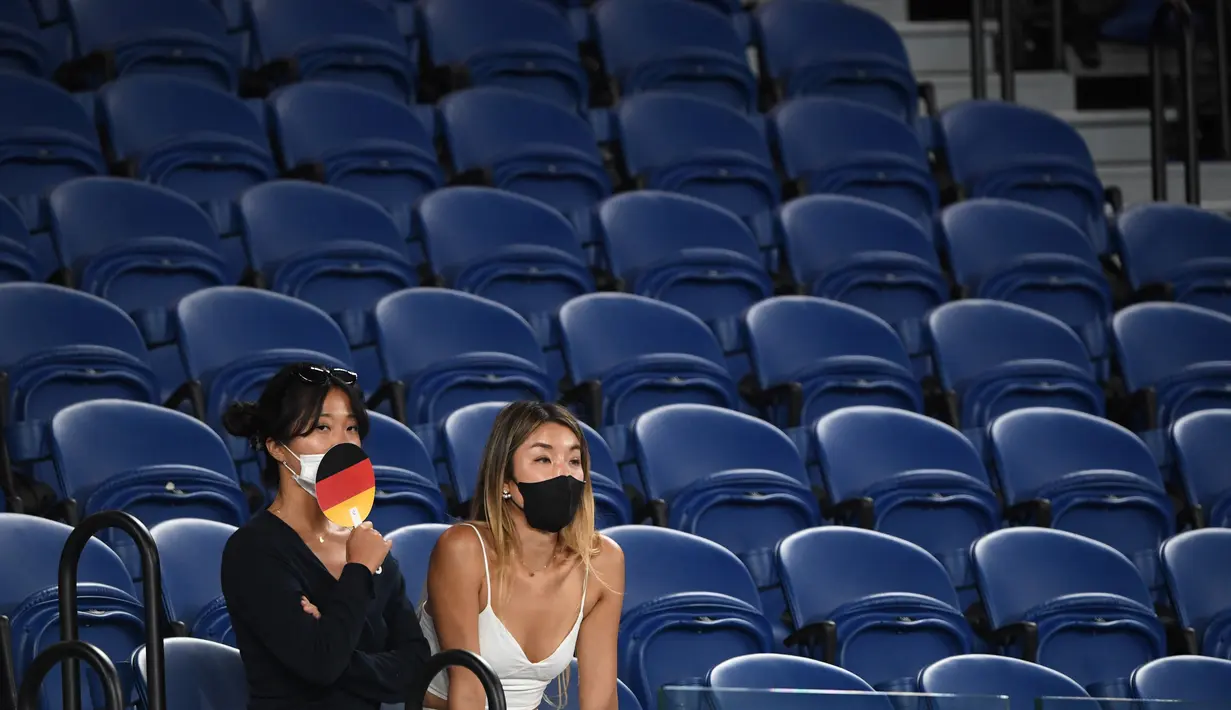 Sejumlah otoritas olahraga sudah ada yang membolehkan penonton hadir di stadion dengan protokol kesehatan ketat seperti pada ajang Australia Open. (Foto: AFP/Paul Crock)