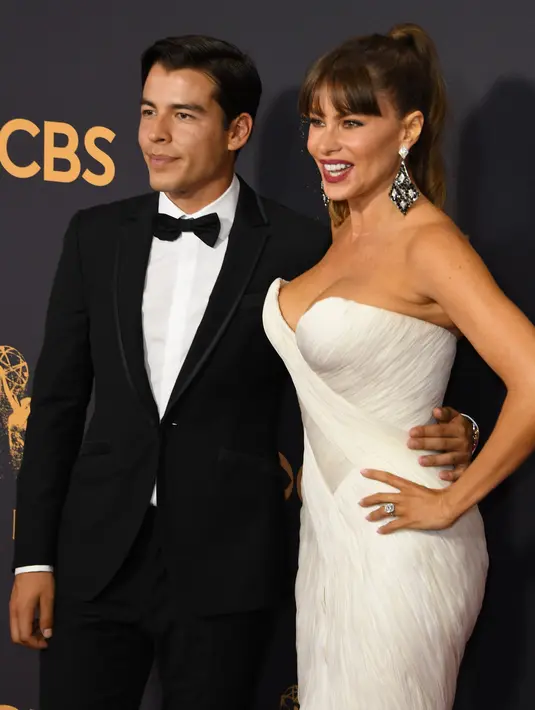 Aktris Sofia Vergara didampingi Manolo Gonzalez Vergara berpose untuk fotografer di karpet merah Emmy Awards 2017 di Los Angeles, Minggu (17/9). Sosok pria gagah itu merupakan anak tunggal Sofia bersama sang mantan suami, Joe Gonzales. (Mark RALSTON/AFP)