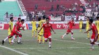 Striker Persis, Dimas Galih Gumilang (tengah), merayakan gol yang dicetaknya ke gawang Persik di Stadion Wilis, Madiun (6/7/2019). (Bola.com/Vincentius Atmaja)