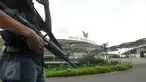 Anggota kepolisian berjaga-jaga di kawasan mall Alam Sutra Tangerang, Kamis, (14/01/16). Hal ini terkait ledakan bom yang terjadi di Sarinah, Jakarta pusat. (Liputan6.com/Faisal R Syam)