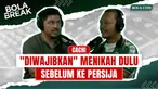 Mantan striker Persija Jakarta dan PSIS Semarang, Emanuel De Porras, hadir dalam podcast Bola Break bersama Editor Bola.com, Gregah Nurikhsani. Dalam obrolan eksklusif ini, De Porras mengenang perjalanan kariernya di Indonesia, mulai dari kisah bergabung dengan Persija, duet bersama Bambang Pamungkas dan Gustavo Hernan Ortiz, hingga cerita di balik kepindahannya ke PSIS Semarang.

Tak hanya itu, De Porras juga membahas Marko Simic, Luciano Peralta, Aruna Football Academy, peluang Timnas Argentina tanpa Lionel Messi, serta menyampaikan pesan khusus untuk Jakmania dan Panser Biru.

Saksikan obrolan penuh nostalgia dan cerita-cerita menarik yang belum banyak diketahui publik dari salah satu striker asing yang pernah menjadi bagian sejarah sepak bola Indonesia.