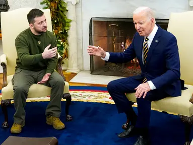 Presiden Amerika Serikat Joe Biden berbicara dengan Presiden Ukraina Volodymyr Zelenskyy saat mereka bertemu di Oval Office Gedung Putih, Washington, Amerika Serikat, 21 Desember 2022. Volodymyr Zelenskyy melakukan kunjungan ke Amerika Serikat (AS). (AP Photo/Patrick Semansky)