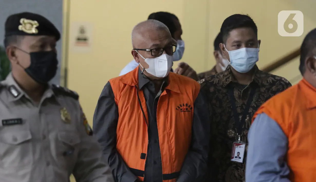 Mantan Bupati Buru Selatan, Tagop Sudarsono Soulisa (tengah) jelang rilis penahanan di Gedung KPK, Jakarta, Rabu (26/1/2022). Tagop S S ditetapkan sebagai tersangka suap, gratifikasi, dan TPPU terkait pengadaan barang jasa di Kab Buru Selatan tahun 2011-2016. (Liputan6.com/Helmi Fithriansyah)