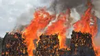 Ratusan senjata ilegal yang disita pihak keamanan Kenya dibakar di Kajiado County, Kenya (15/11). Pembakaran ini adalah upaya pemerintah Kenya untuk mengurangi tindak kejahatan yang mengunakan senjata api. (AFP/Tony Karumba)