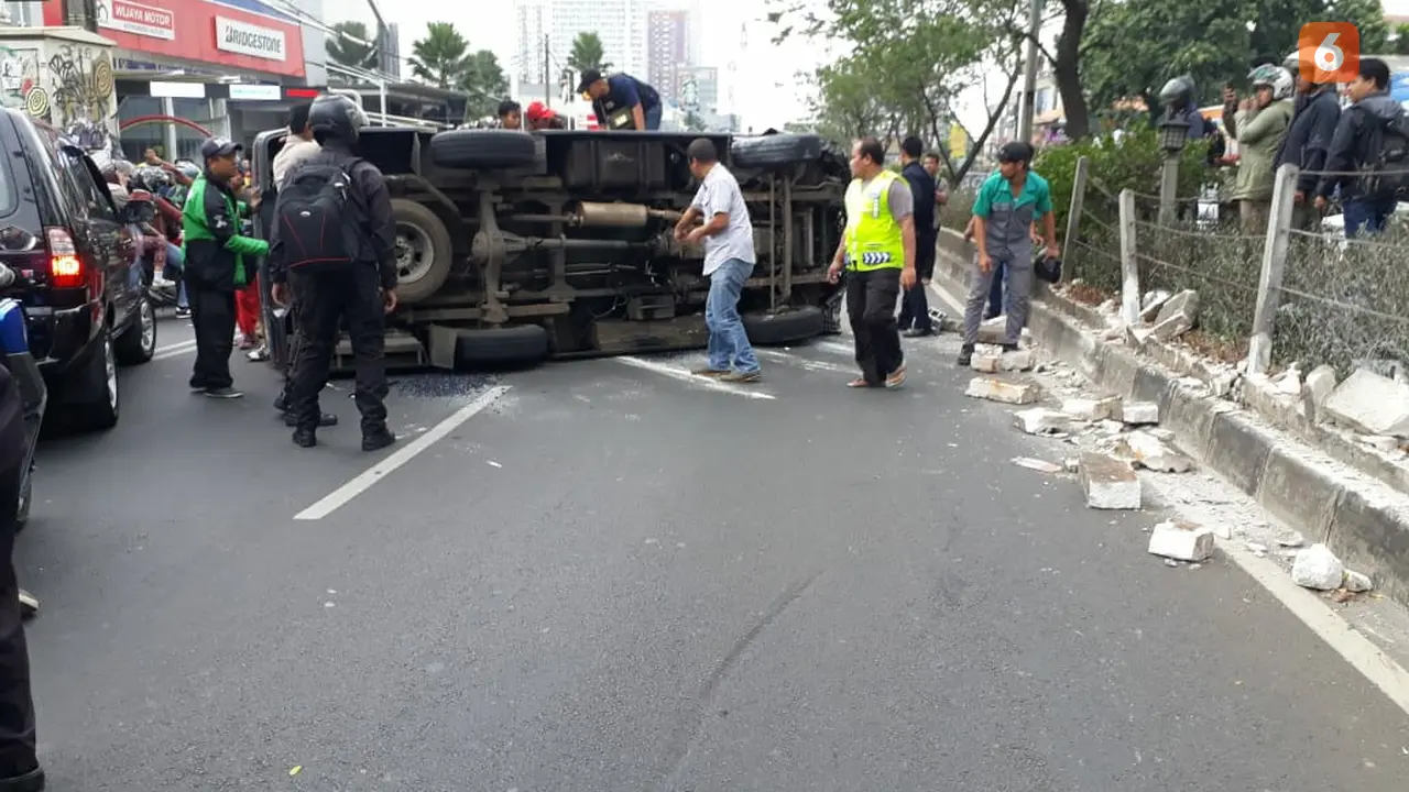 Mobil milik Brimob mengalami kecelakaan di Jalan Margonda, Kota Depok. (Liputan6.com/Ady Anugrahadi)