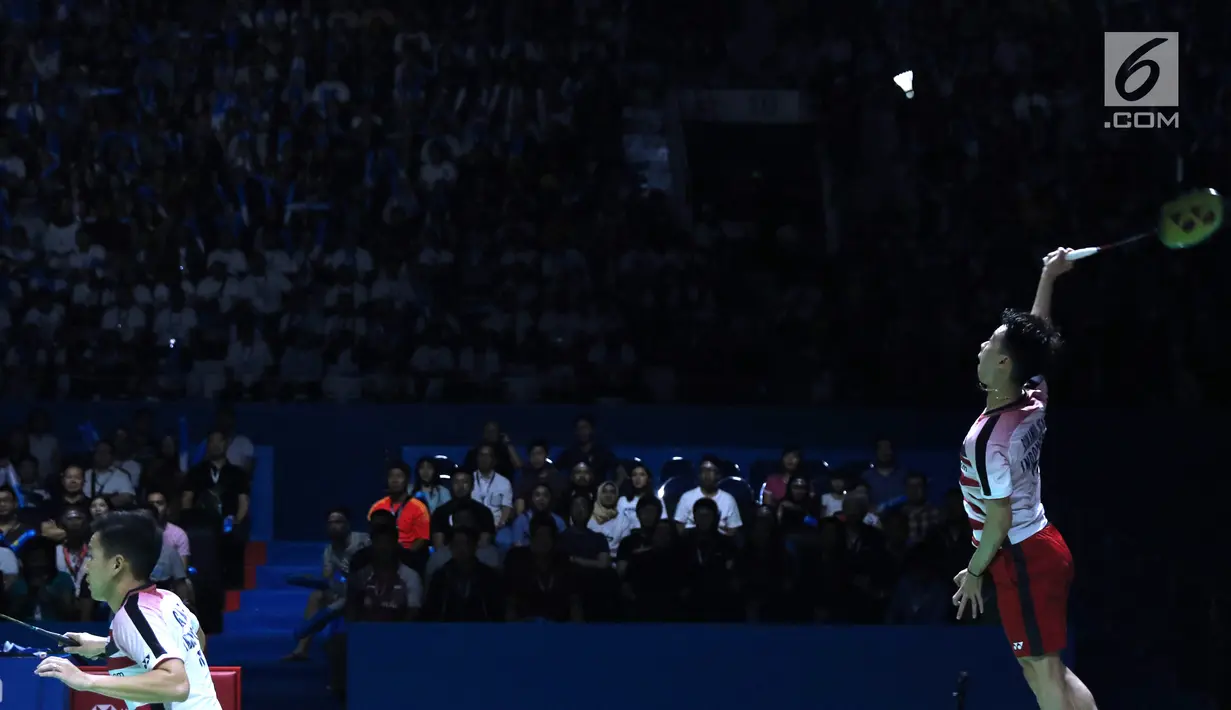 Ganda putra Indonesia, Kevin Sanjaya Sukomuljo/Marcus F Gideon melakukan smesh ke Takuto Inoue/Yuki Kaneko (Jepang) di Final Indonesia Open 2018, Istora GBK, Jakarta, Minggu (8/7). Kevin/Marcus unggul 21-13, 21-16. (Liputan6.com/Helmi Fithriansyah)