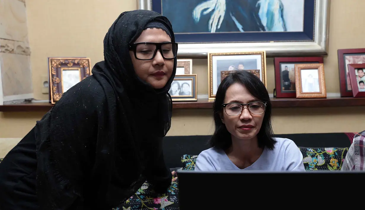 "Aku sih enggak terlalu faham awalnya sama BBM Live Chat ini. Tapi sebenarnya ini sangat membantu kita yah buat berinteraksi dengan para penggemar, kawan-kawan lama apalagi seangkatan saya," ucap Santi Sardi. (Deki Prayoga/Bintang.com)