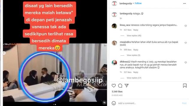 Doddy Sudrajat dan istri tertawa di samping peti jenazah Vanessa Angel