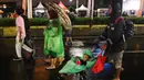 Masyarakat mulai memadati car free night di kawasan Thamrin, Jakarta, Selasa (31/12/2019). Meski diguyur hujan masyarakat mulai memadati kawasan tersebut untuk menikmati malam pergantian tahun 2019. (Liputan6.com/Angga Yuniar)