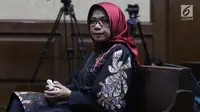 Terdakwa dugaan suap kesepakatan kontrak kerja sama pembangunan PLTU Riau-1, Eni Maulani Saragih bersiap menjalani sidang lanjutan di Pengadilan Tipikor, Jakarta, Selasa (22/1). Eni menjalani pemeriksaan terdakwa. (Liputan6.com/Helmi Fithriansyah)