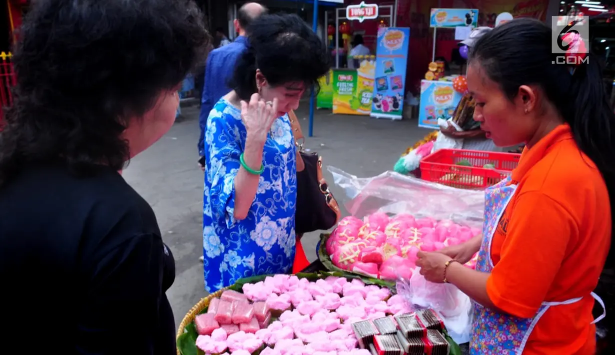 Warga membeli makanan di Pasar Imlek Semawis 2570, kawasan Pecinan Semarang, Jawa Tengah, Sabtu (2/1). Berbagai pernak-pernik berbau Imlek ada di pasar ini. (Liputan6.com/Gholib)