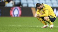 Pemain Arsenal Sead Kolasinac tertunduk usai menghadapi Aston Villa pada pertandingan Liga Premier Inggris di Villa Park, Birmingham, Inggris, Selasa (21/7/2020). Aston Villa menang 1-0. (AP Photo/Peter Powell, Pool)
