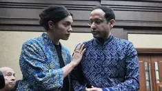 Menteri Pendidikan, Kebudayaan, Riset, dan Teknologi (Mendikbudristek) periode 2019 hingga 2024, Nadiem Anwar Makarim (kanan) bersama istrinya, Franka Franklin Makarim sebelum dimulainya sidang di Pengadilan Tindak Pidana Korupsi, Jakarta, Senin 20 April 2026. Nadiem Makarim kembali menjalani rangkaian persidangan terkait kasus dugaan korupsi pengadaan laptop Chromebook periode 2019–2022. (AP Photo/Achmad Ibrahim)