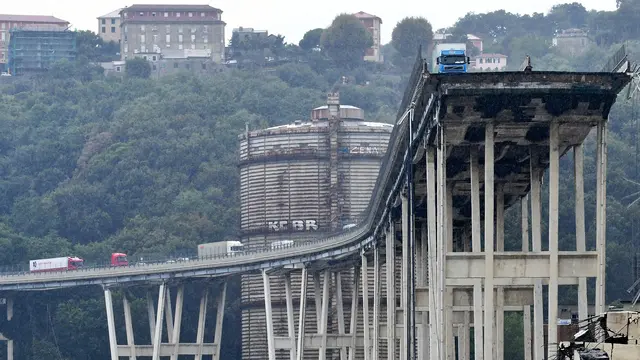 Mobil Nyaris Jadi Jatuh Jembatan Ambruk di Italia