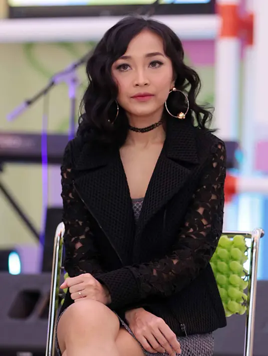 Meskipun sering berdebat dalam persiapannya itu Rinni mengaku tak mau ambil pusing. Menurutnya itu merupakan hal yang wajar untuk mencapai hasil yang terbaik di antara keduanya. (Deki Prayoga/Bintang.com)