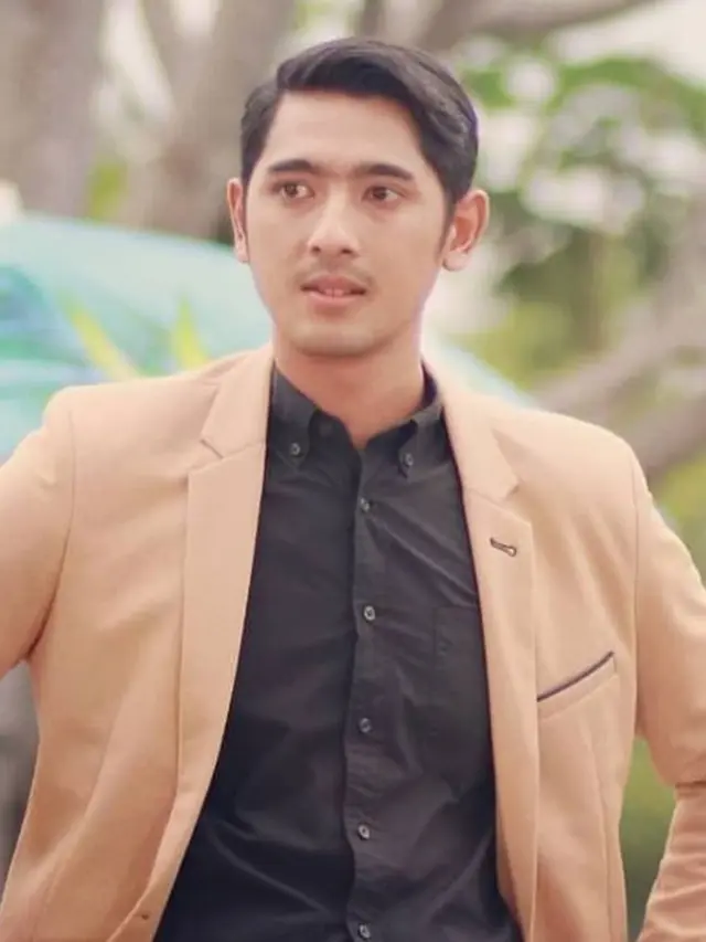 FOTO: Gaya Arya Saloka saat Pakai Jas Formal, Makin Memesona