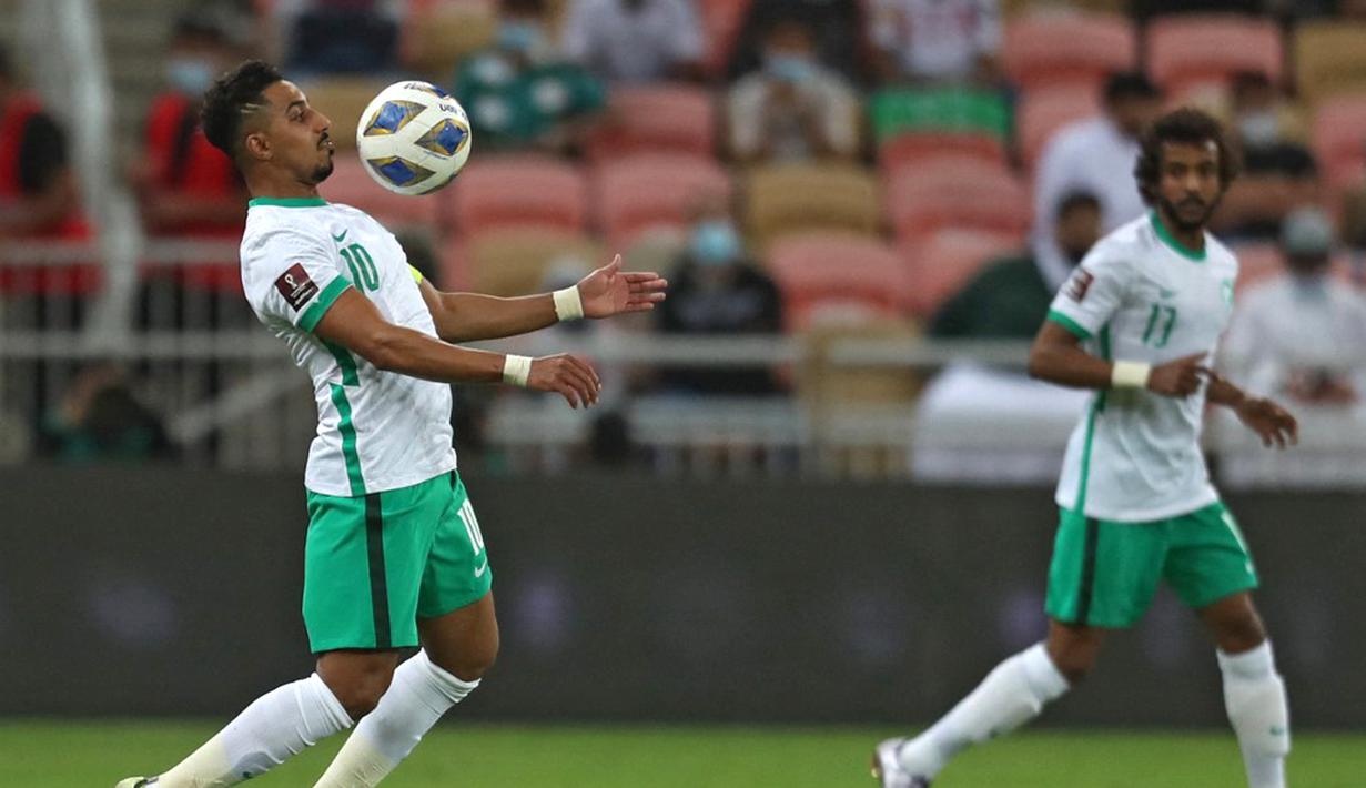 Pemain Arab Saudi Salem al-Dawsari mengontrol bola saat melawan Oman pada pertandingan sepak bola Kualifikasi Piala Dunia 2022 di Stadion King Abdullah Sport City, Jeddah, Arab Saudi, 27 Januari 2022. Arab Saudi menang 1-0. (AFP)