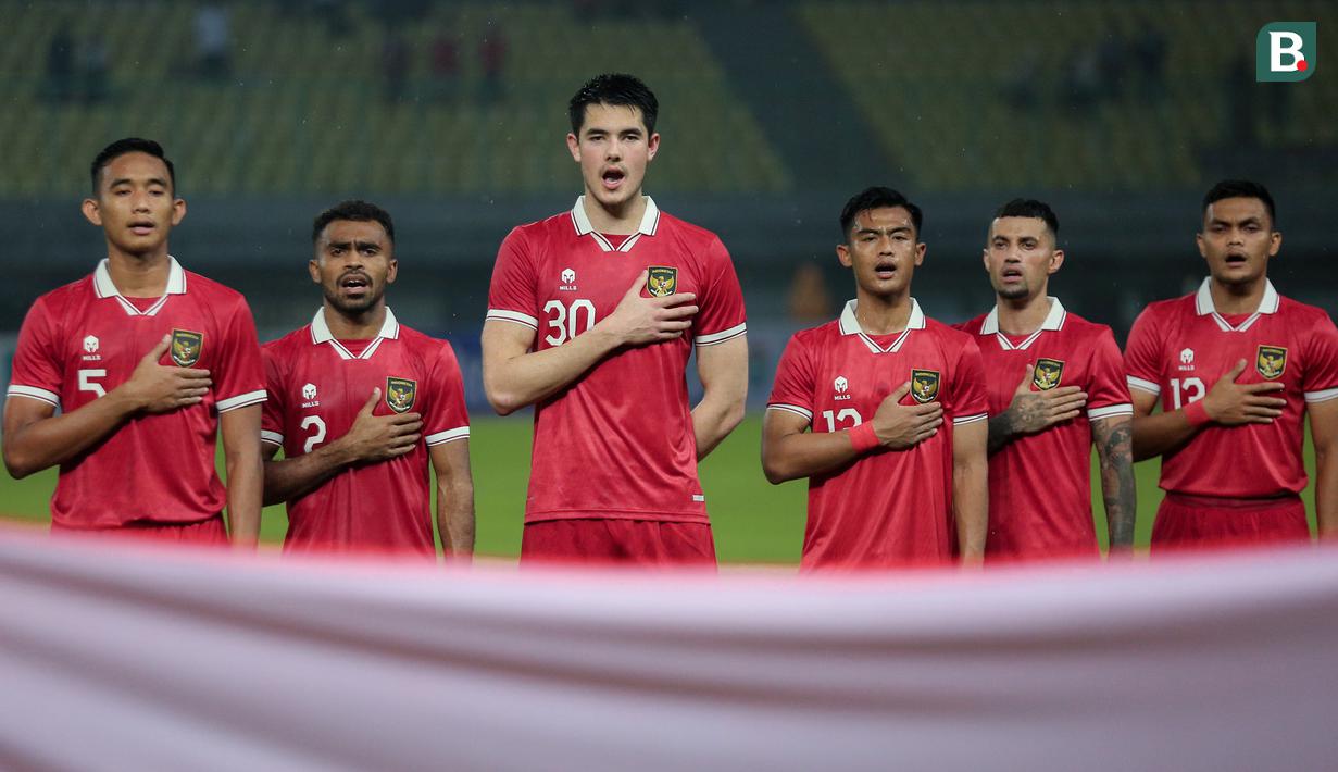 <p>Elkan Baggott (tengah) dan para pemain Timnas Indonesia lainnya menyanyikan lagu kebangsaan Indonesia Raya sebelum dimulainya laga pertama persahabatan FIFA Matchday menghadapi Burundi di Stadion Patriot Candrabhaga, Bekasi, Sabtu (25/3/2023) malam WIB. (Bola.com/Bagaskara Lazuardi)</p>
