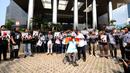 Aktivis Koalisi Masyarakat Sipil Anti Korupsi melakukan aksi teatrikal di depan Gedung KPK, Jakarta, Kamis (14/9). Mereka menuntut KPK segera menahan tersangka kasus dugaan korupsi KTP elektronik, Setya Novanto. (Liputan6.com/Helmi Fithriansyah)