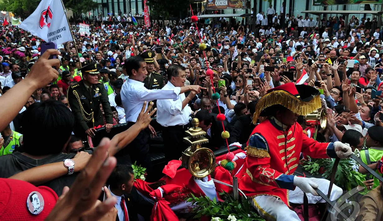 Ribuan orang memadati sepanjang jalan yang dilalui oleh Jokowi dan JK, Jakarta, Senin (20/10/2014) (Liputan6.com/Johan Tallo)