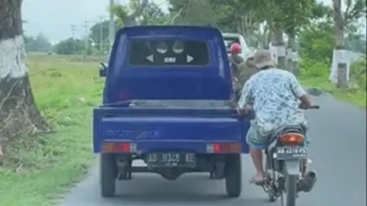 Pemotor Perkasa, Dorong Mobil Pikap Mogok Pakai Tangan Kosong