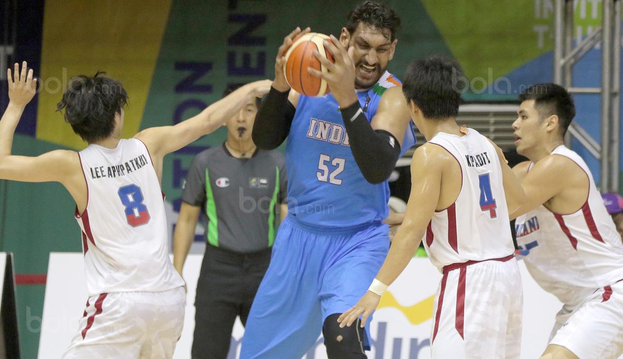 Pemain India, Bhamara Singh mencoba melewati kepungan para pemain Thailand pada laga test event Basket Asian Games 2018 di Hall A Senayan, Jakarta, Rabu (7/2/2018). Thailand  menang 79-72. (Bola.com/Nicklas Hanoatubun)