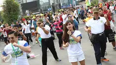 Peserta mengikuti kegiatan body combat dalam acara sosialisasi bertajuk karnaval pekerja di area Car Free Day (CFD) Jalan Jenderal Sudirman, Jakarta Pusat, Minggu (14/5). (Liputan6.com/Immanuel Antonius)
