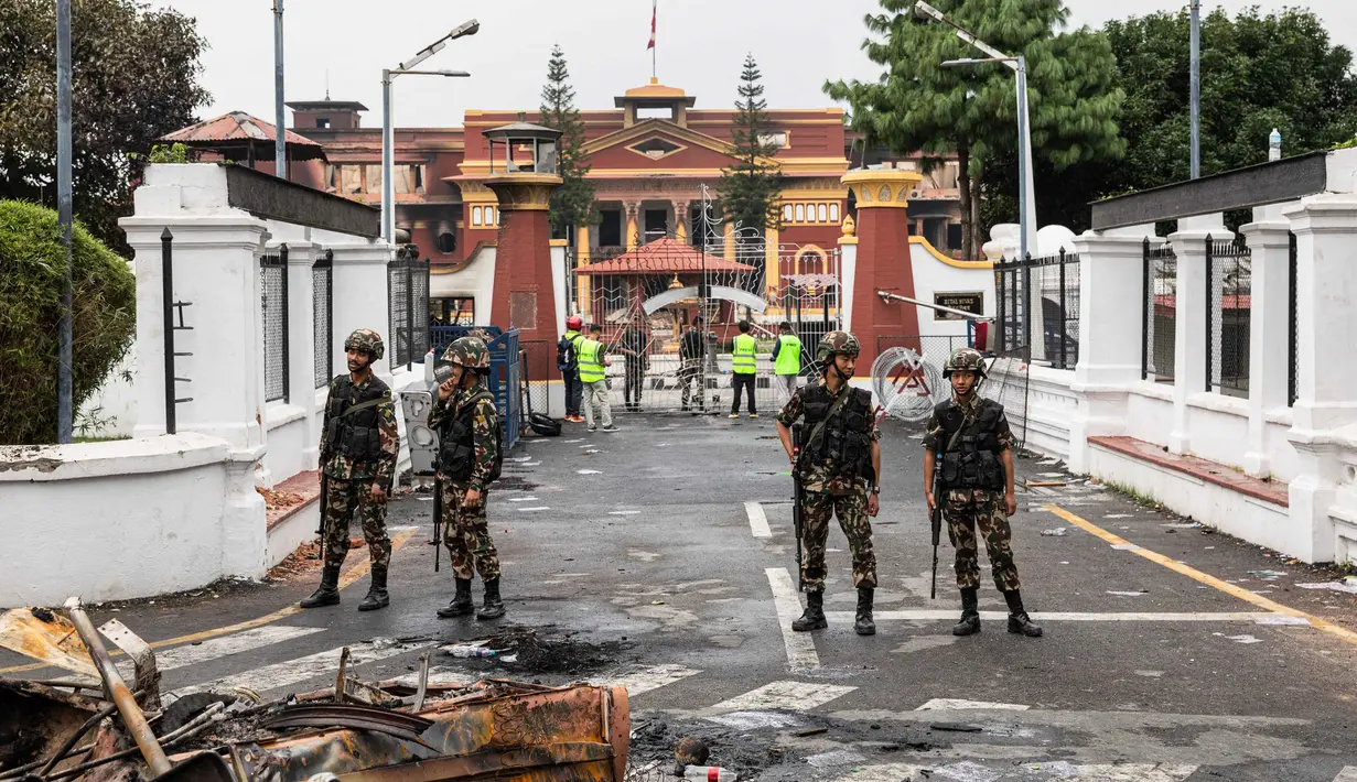 Hal ini sebagai respons atas protes anti-korupsi dan pelarangan media sosial yang diwarnai kekerasan selama dua hari berturut-turut sejak Senin (8/9/2025) dan memaksa Perdana Menteri K.P. Sharma Oli untuk mundur. (PRABIN RANABHAT/AFP)