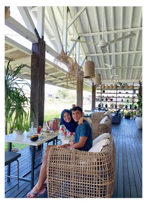 Potret Manis Okie Agustina dan Suami. (Sumber: Instagram.com/okieagustina_)