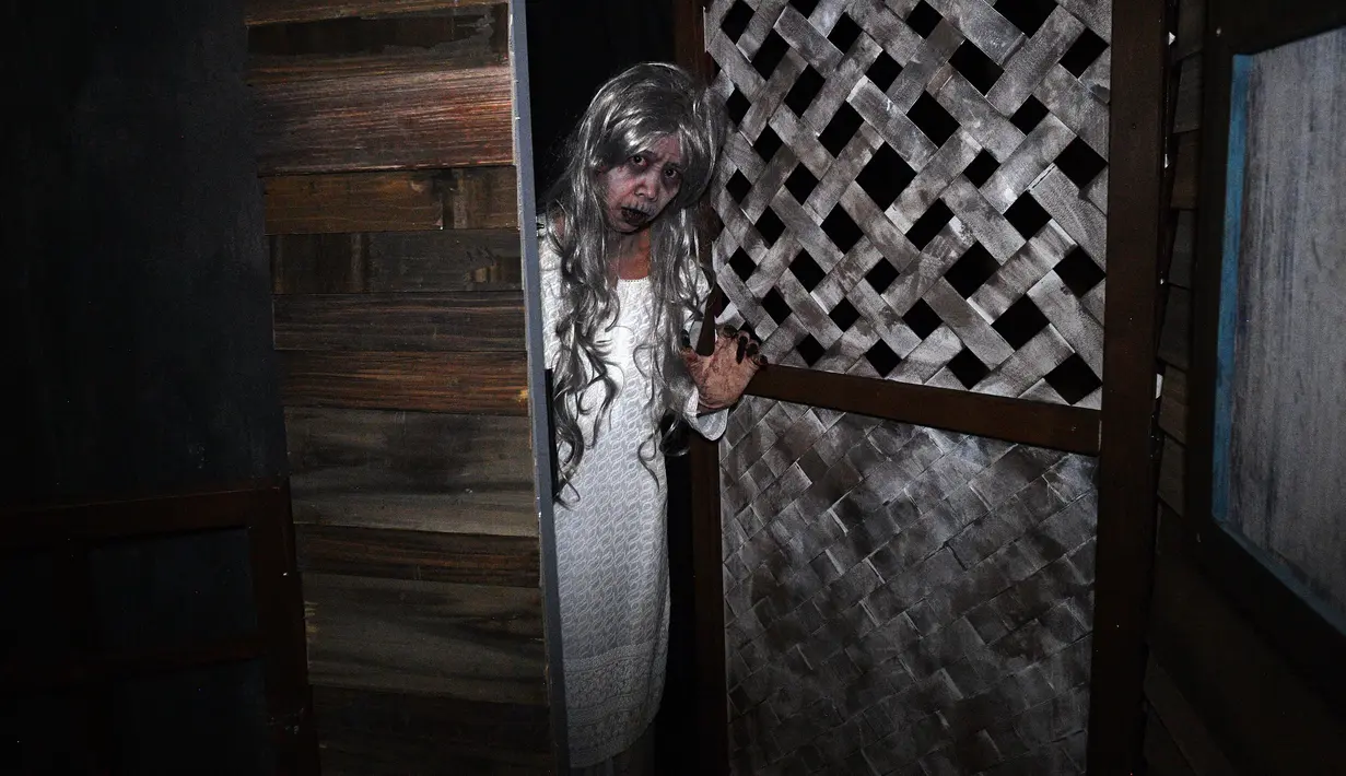 Seorang wanita mengenakan kostum menyeramkan saat preview media 'Halloween Horror Nights' di Universal Studio, Singapura, Senin (24/9). Tiket acara standar tersedia dengan harga $58 (non-peak) dan $68 (peak). (AFP/Roslan RAHMAN)