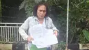 Mantan pengacara Bharada E, Deolipa Yumara saat memberikan keterangan terkait pemecatan terhadap dirinya di Perumahan Bella Cassa, Kecamatan Pancoran Mas, Kota Depok. (Liputan6.com/Dicky Agung Prihanto).