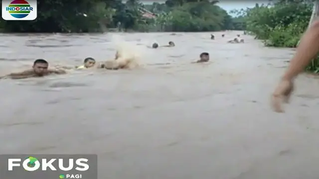 Satu dari pemuda tersebut terbawa hanyut aliran sungai banjir kiriman dan jasadnya hingga kini belum ditemukan.