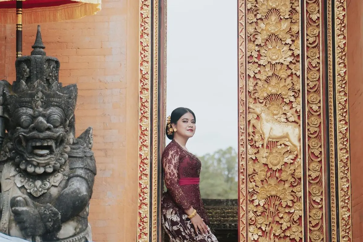 Potret Kahiyang Ayu Rayakan Hari Raya Nyepi dengan Kebaya Bali, Kompak dengan Dua Buah Hati