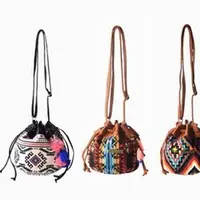 Bagi kamu yang suka bepergian memakai tas besar, coba deh pakai tas kecil, ternyata tas ini memang selalu cocok untuk outfit apa saja.