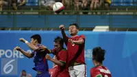 Bek timnas Indonesia U-23, Agung Prasetyo (kedua kanan) berebut bola atas saat laga melawan Filipina di penyisihan Grup A Sea Games 2015 di Stadion Jalan Besar, Singapura, (9/6/2015). Indonesia unggul 2-0 atas Filipina. (Liputan6.com/Helmi Fithriansyah) 