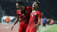 Selebrasi pemain Timnas Indonesia U-22, Rizky Ridho Ramadhani (kiri) dan Marselino Ferdinan setelah terjadinya gol kedua ke gawang Thailand yang dicetak Ramadhan Sananta pada laga final cabor sepak bola SEA Games 2023 di National Olympic Stadium, Phnom Penh, Kamboja, Selasa (16/5/2023). (Bola.com/Abdul Aziz)