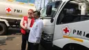 Ketua Umum PMI, Jusuf Kalla secara simbolis menerima kendaraan bantuan dari Kepala IFRC Perwakilan Indonesia-Timor Leste dan ASEAN, Jan Gelfand di Markas PMI Pusat, Jumat (17/1/2020). IFRC menyerahkan bantuan berupa 10 unit truk tangki air dan satu truk barang. (Liputan6.com/Herman Zakharia)