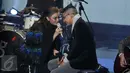 Wakil Walikota Palu, Sigit Purnomo alias Pasha bersama Rossa di panggung SCTV Music Awards 2016 di Jakarta, Kamis (28/4). Pasha memberikan kejutan dengan secara tiba-tiba tampil ditengah penampilan Ungu bersama Charly Van Houten (Liputan6.com/Johan Tallo)
