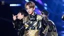 Dalam foto ini, Baekhyun EXO terlihat seperti sedang mainin hidung dari D.O EXO. (Foto: koreaboo.com)