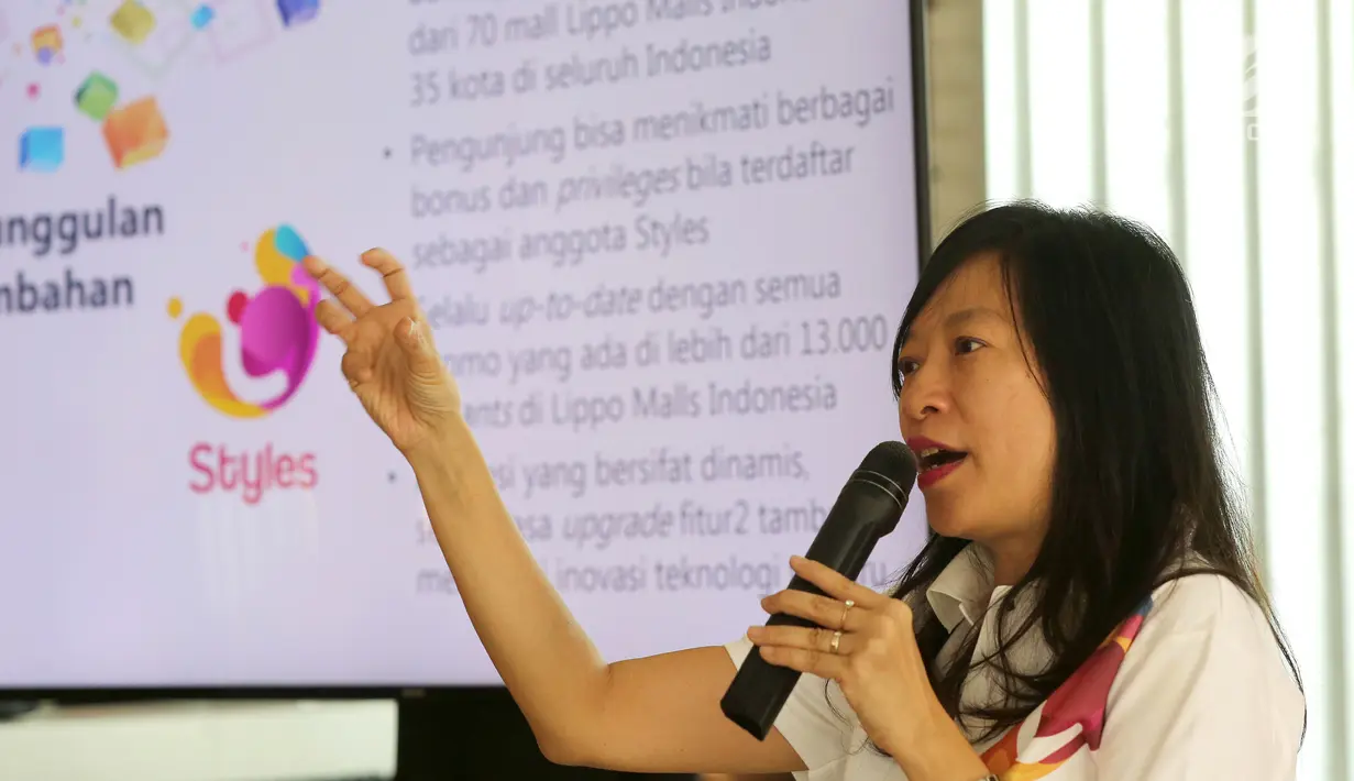 Head Marketing Lippo Mall Indonesia, Lilies Surjono memberikan paparan pada peluncuran aplikasi Styles di Jakarta, Kamis (31/1). Aplikasi Styles memberikan kemudahan konsumen untuk mendapatkan informasi belanja. (Liputan6.com)