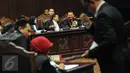 Gubernur DKI Basuki 'Ahok' Tjahaja Purnama (kanan) berbincang dengan kuasa hukumnya disela sidang lanjutan uji materiil Undang-Undang Pilkada mengenai cuti selama masa kampanye di MK, Jakarta, Kamis (15/9). (Liputan6.com/Faizal Fanani)
