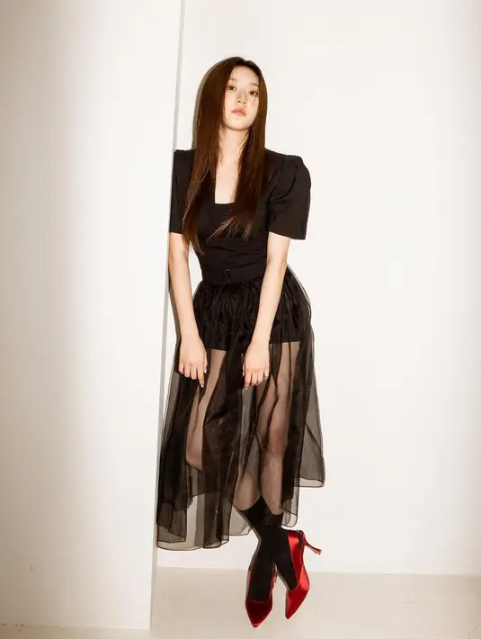 Selama memiliki rambut panjang, Kim Sae Ron memiliki bentuk rambut yang smooth wavy. Namun dalam sebuah pemotretan, rambut Kim Sae Ron ditata super lurus hingga memberikan look yang lebih clean.