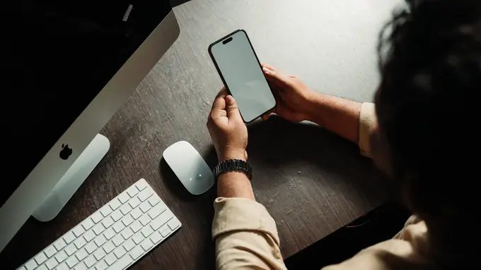 Contoh ilustrasi seseorang terdistraksi saat bekerja