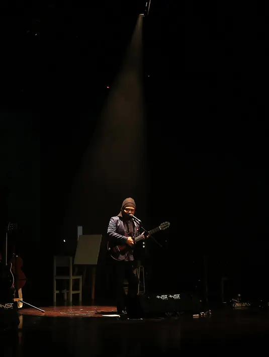 "Terima kasih setinggi-tingginya untuk para sahabat dan guru buat saya mas @rsteven @dennychasmala @sadrach_lukas dan @rio_alief untuk pertunjukan yang elegan dan tetap asik hari ini,” tulis Is di keterangan fotonya. (Deki Prayoga/Bintang.com)